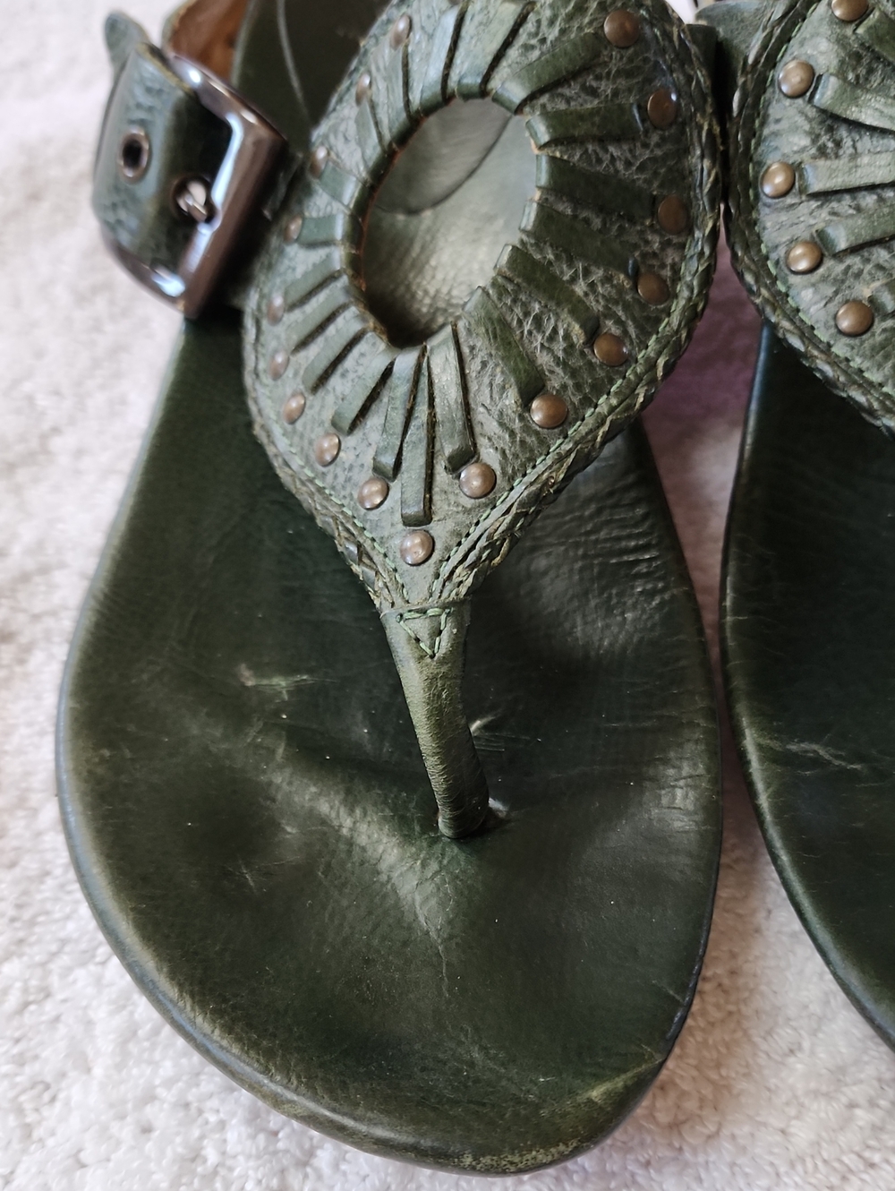 Frye Women’s Green Leather Studded Thong Sandals Size 8 Preowned - Picture 2 of 11